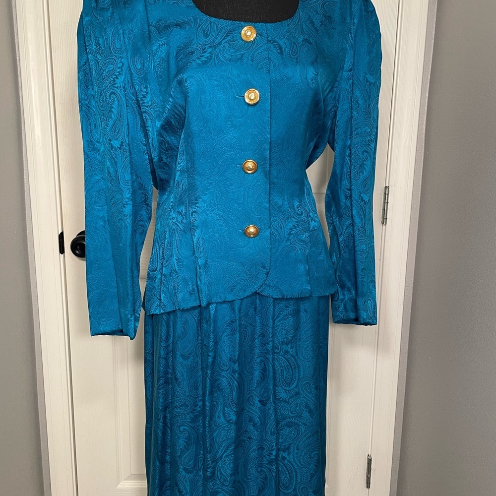 Leslie Fay vintage Teal Paisley Two-Piece Skirt Suit.Gold Buttons 100% silk. 16.